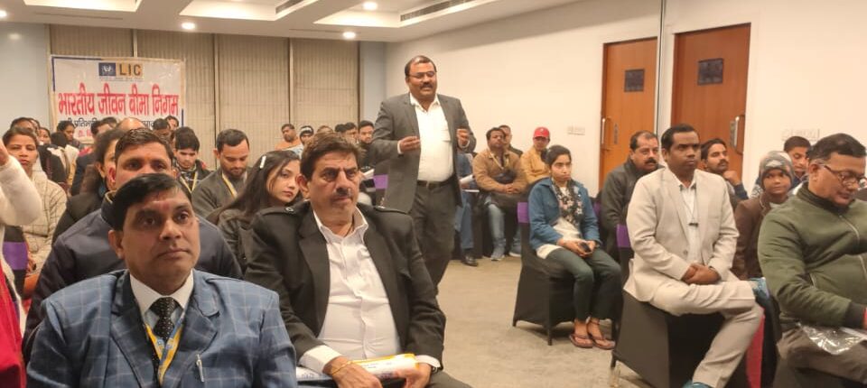 You are currently viewing LIC Agent vs Zomato Delivery Partner: Which Career Is Better for Long-Term Success?